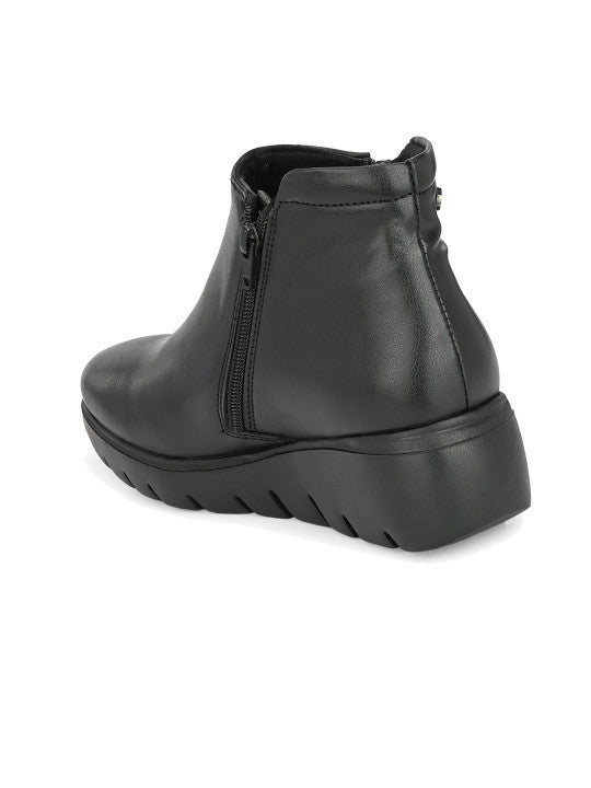 Women Black Solid Cheslea Boots