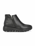 Women Black Solid Cheslea Boots
