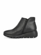 Women Black Solid Cheslea Boots