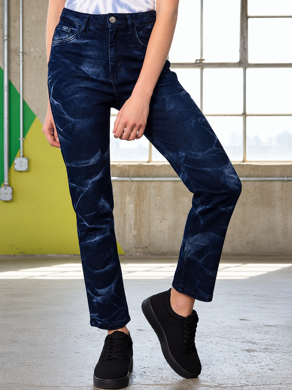 Women Blue Straight Fit Clean Look Light Fade Stretchable Jeans
