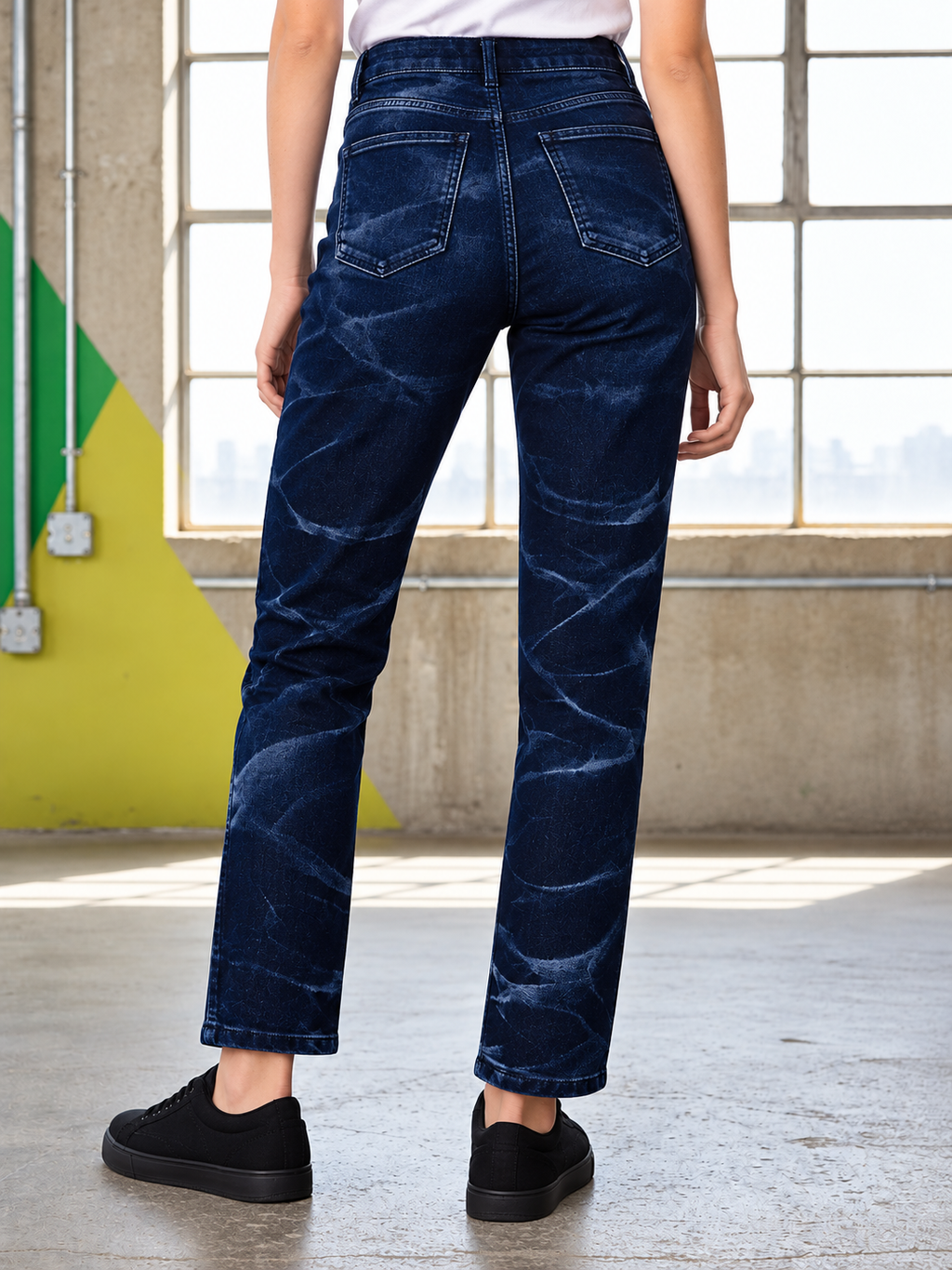 Women Blue Straight Fit Clean Look Light Fade Stretchable Jeans
