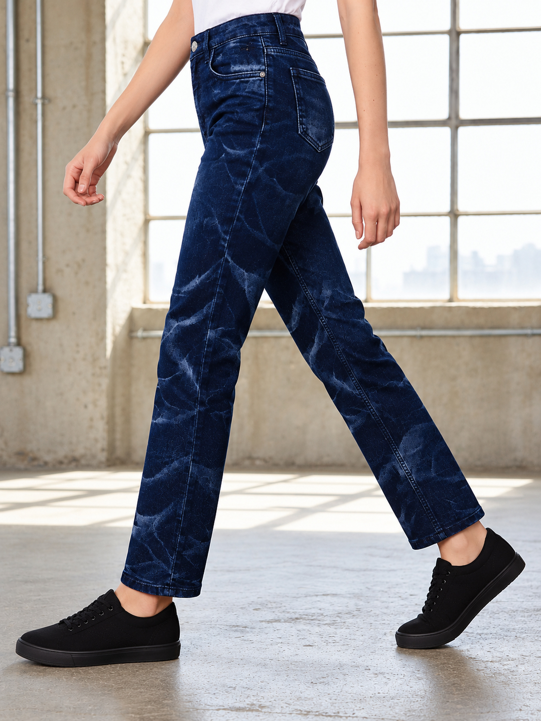 Women Blue Straight Fit Clean Look Light Fade Stretchable Jeans