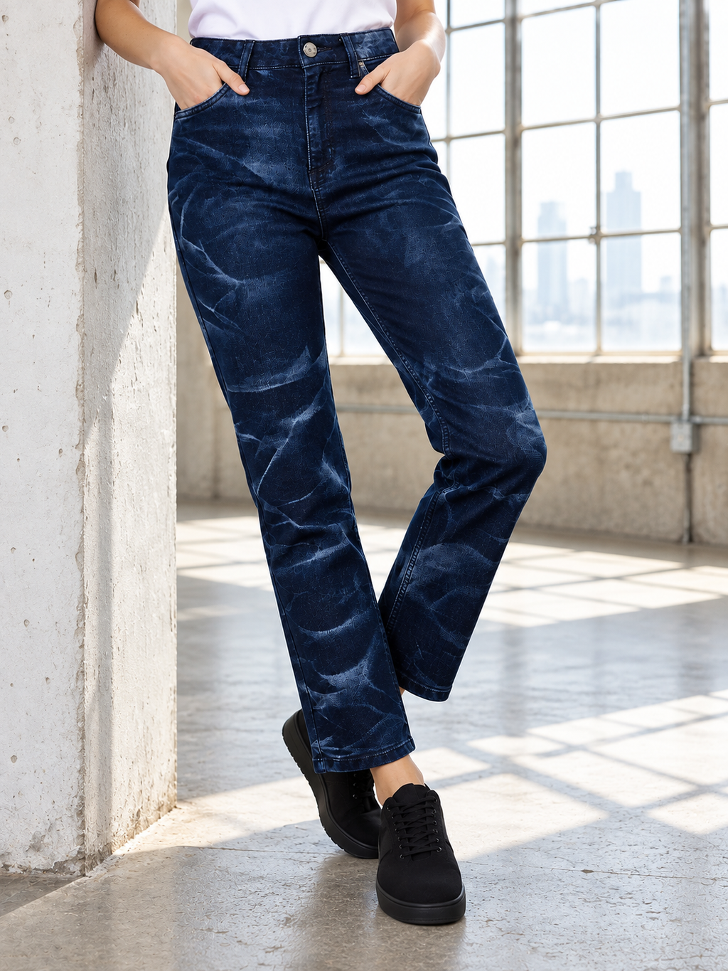 Women Blue Straight Fit Clean Look Light Fade Stretchable Jeans