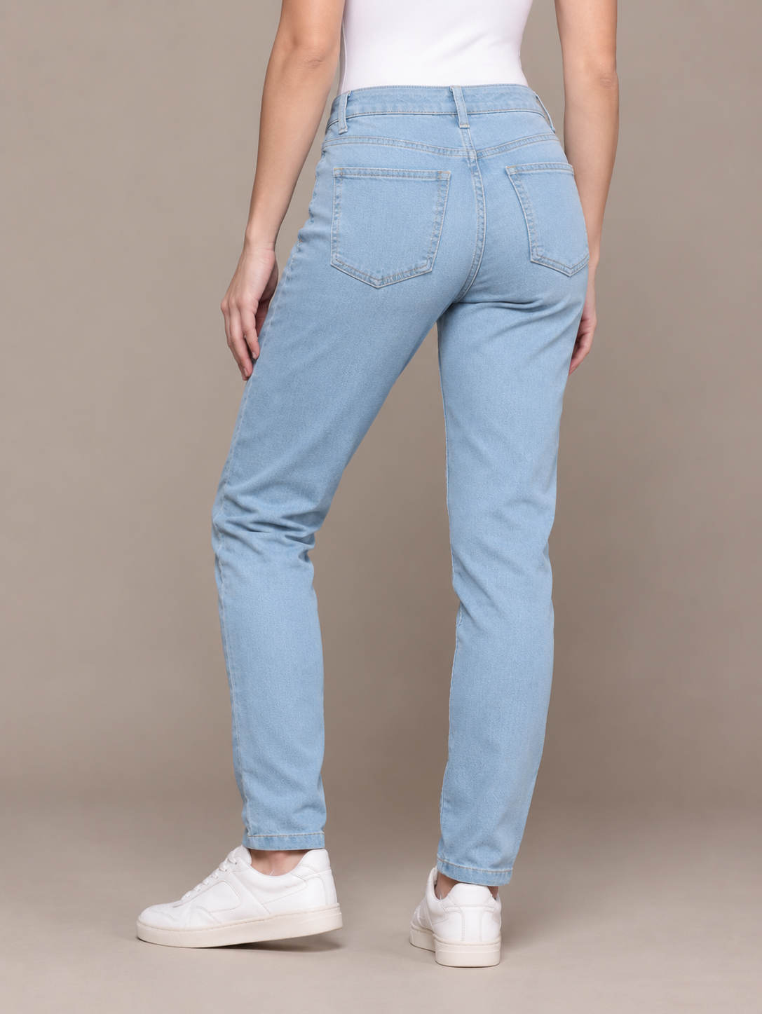 Women Slim Fit Mid-Rise Light Fade Stretchable Jeans