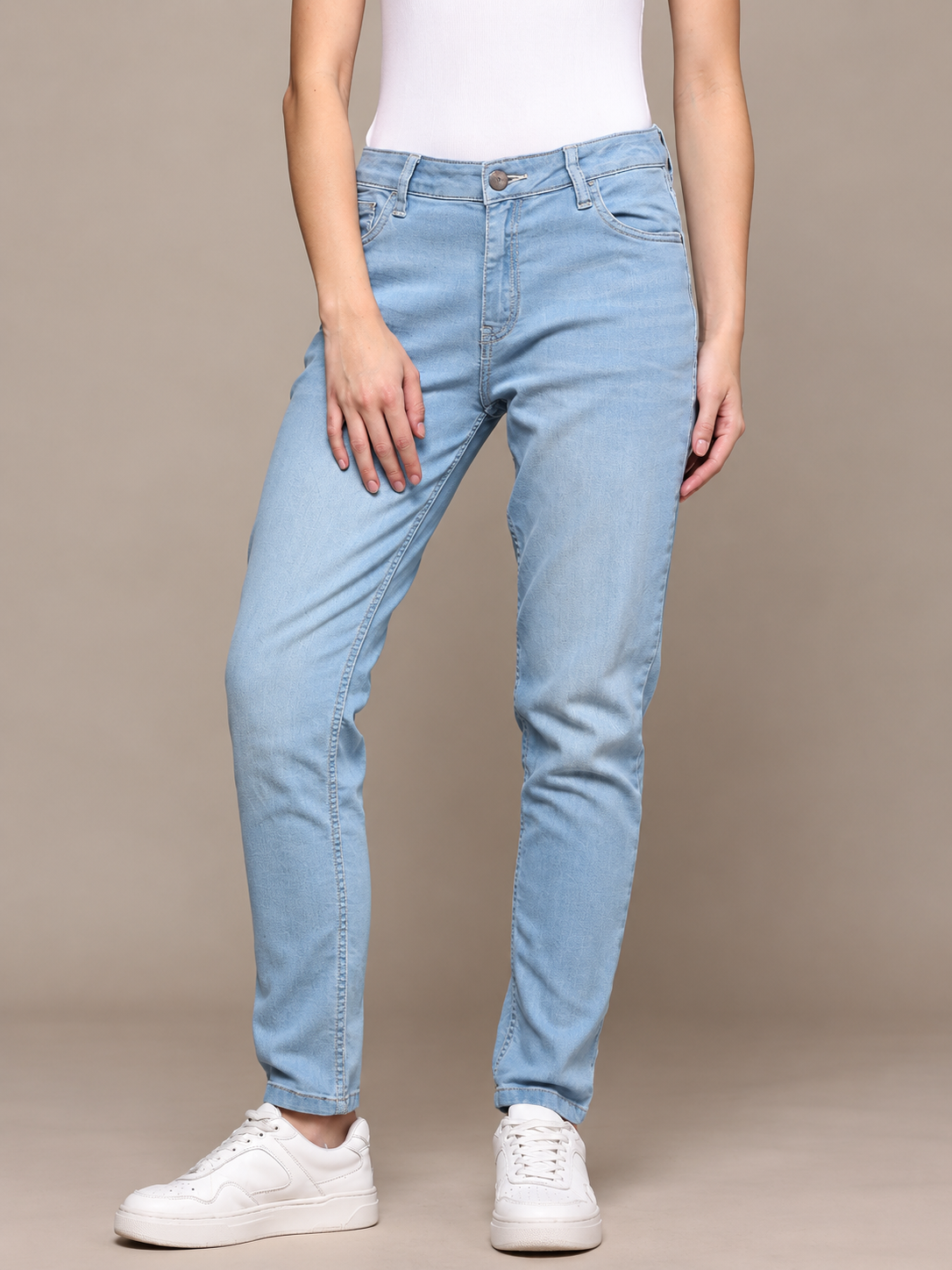 Women Slim Fit Mid-Rise Light Fade Stretchable Jeans