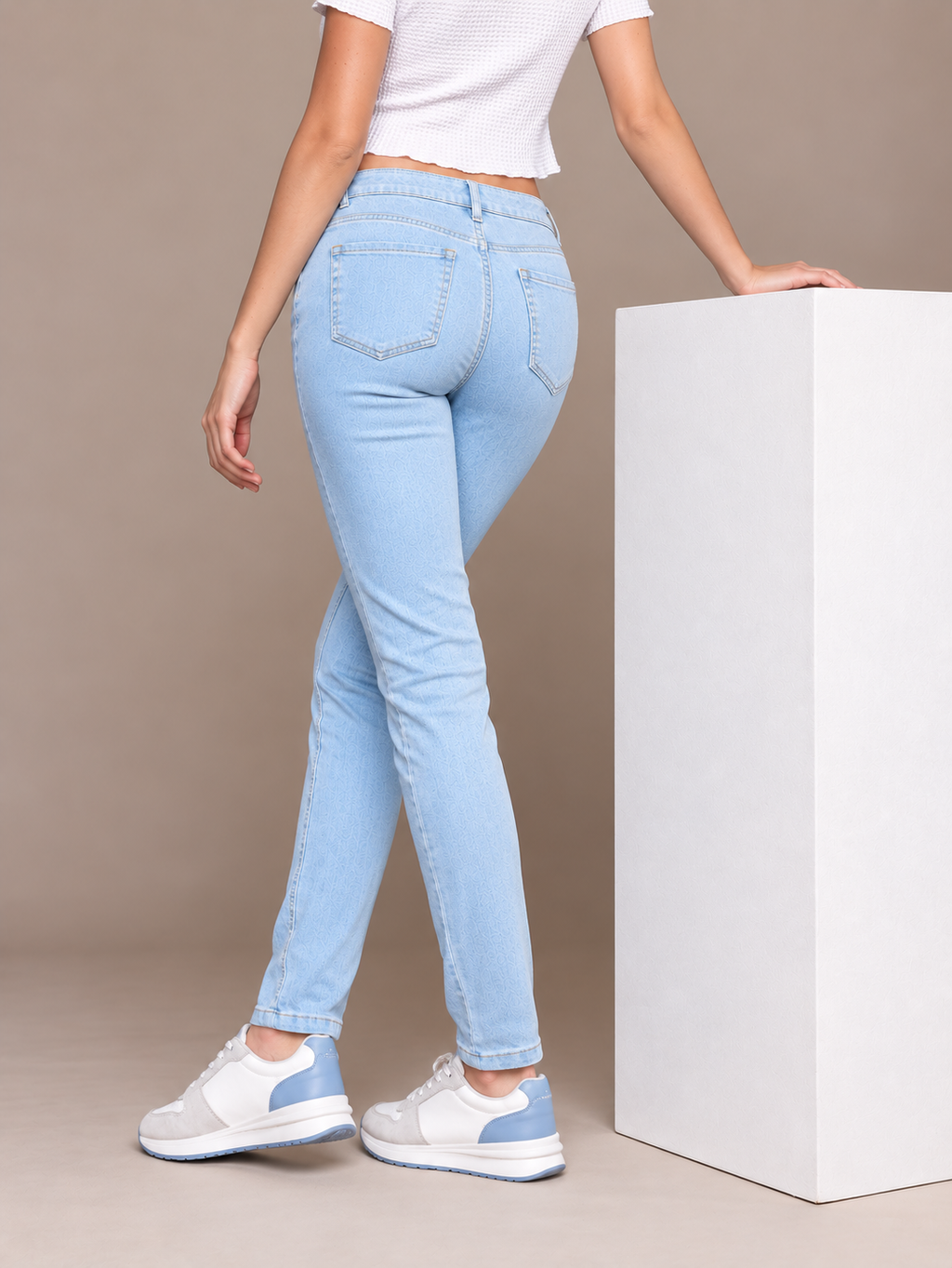 Women Slim Fit Mid-Rise Light Fade Stretchable Jeans