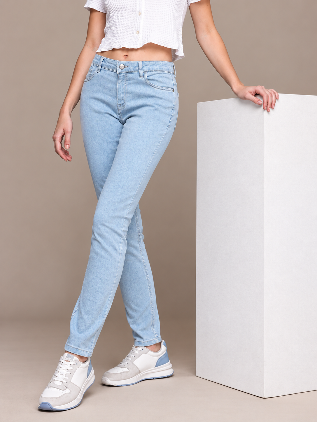 Women Slim Fit Mid-Rise Light Fade Stretchable Jeans