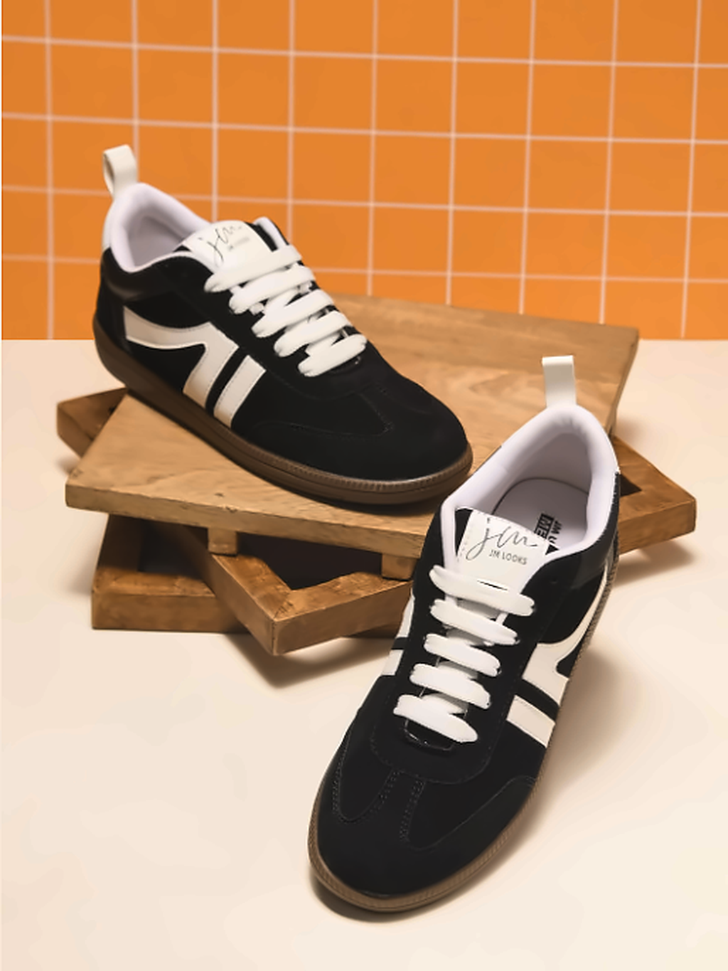 Women Colourblocked Lightweight Lace-Up Sneakers