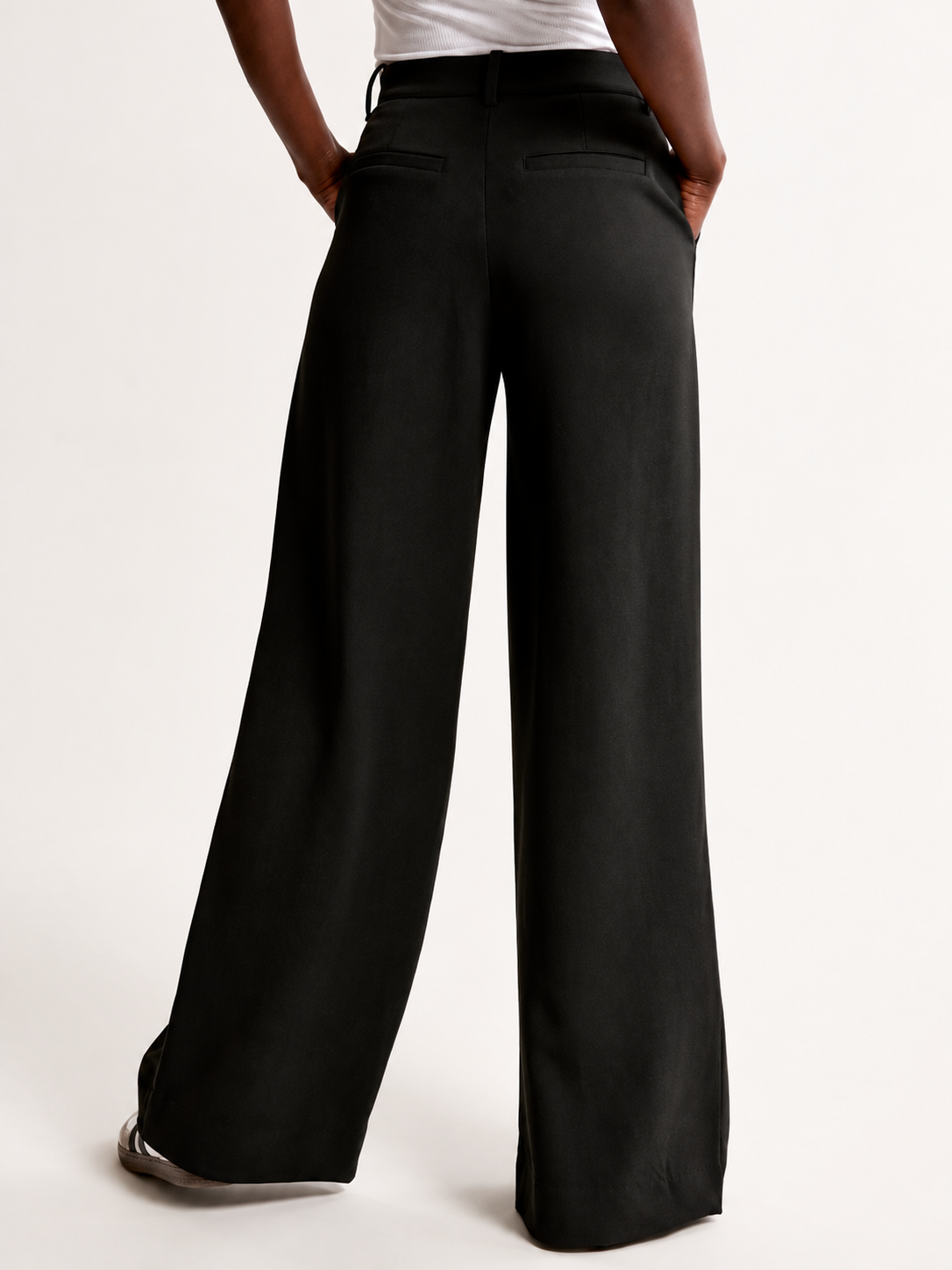 Women Relaxed Straight Leg Straight Fit High-Rise Pleated Trousers