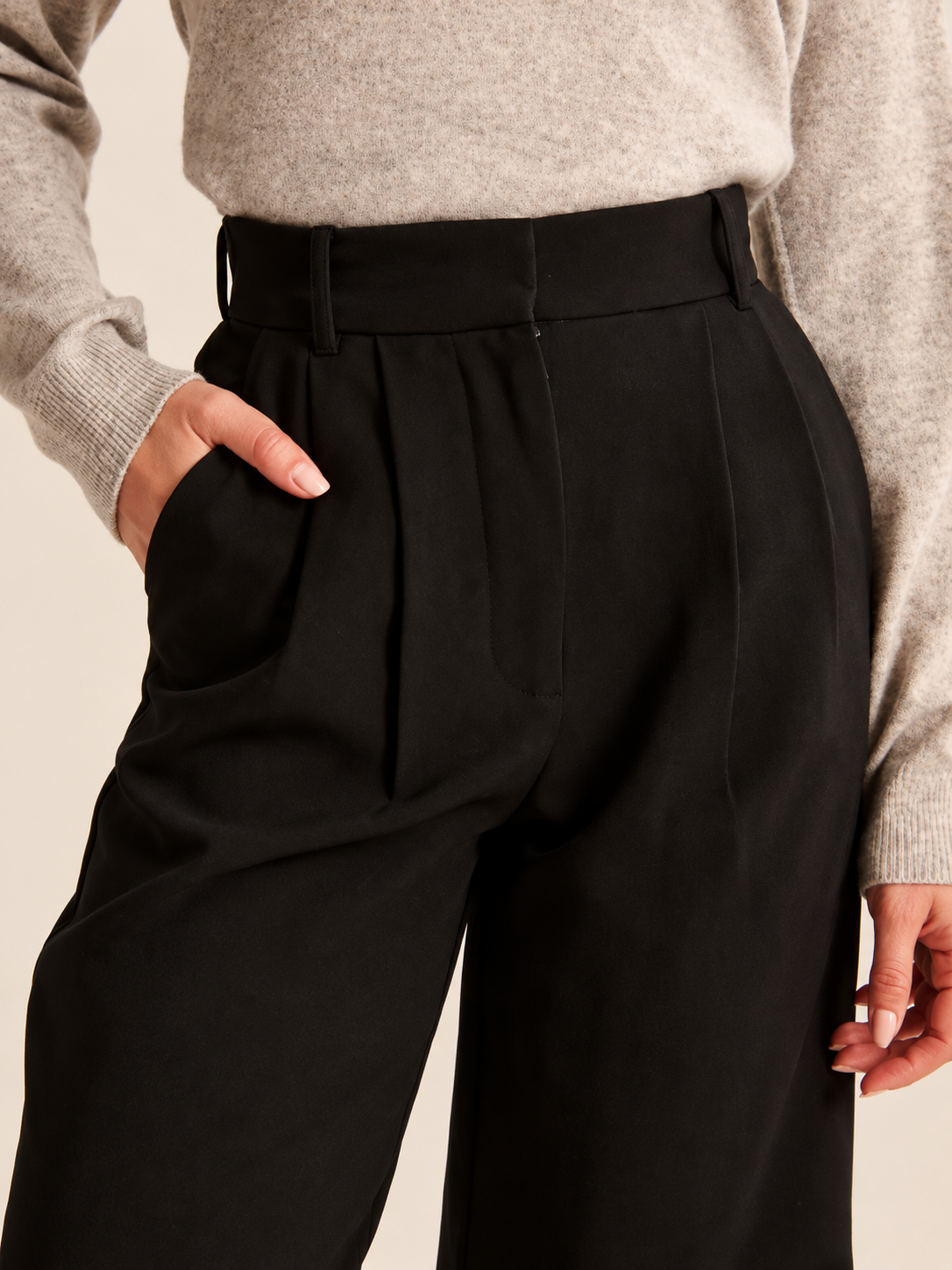 Women Relaxed Straight Leg Straight Fit High-Rise Pleated Trousers