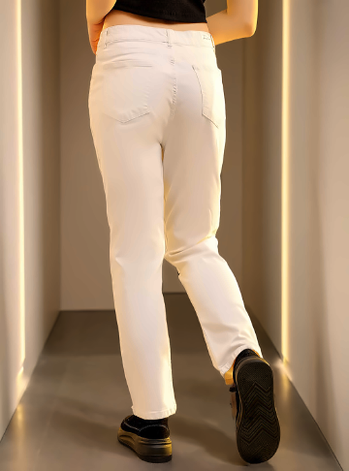 Women Straight Fit High-Rise Clean Look Stretchable Jeans