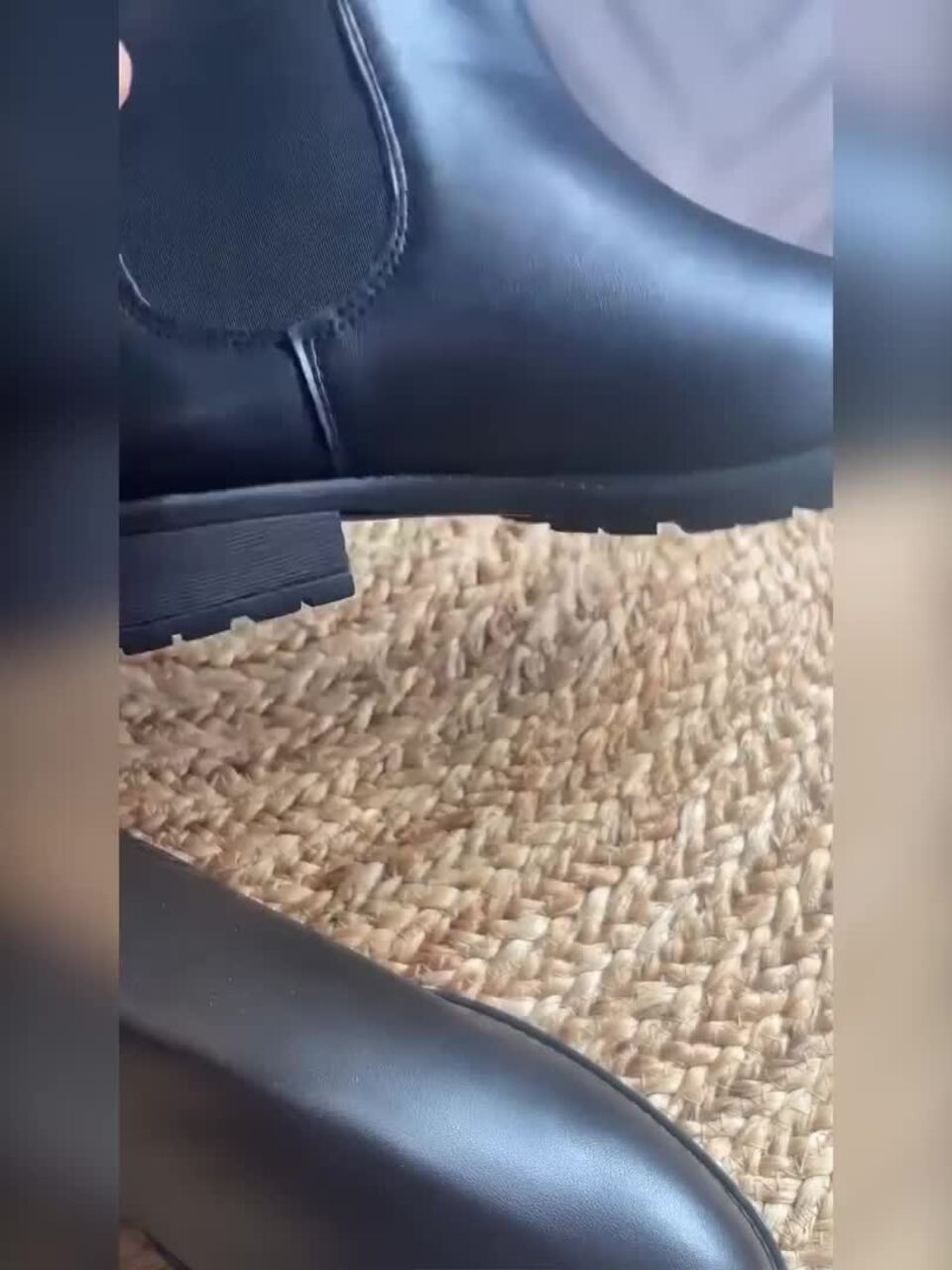 Women Black Solid Leather Chelsea Boots